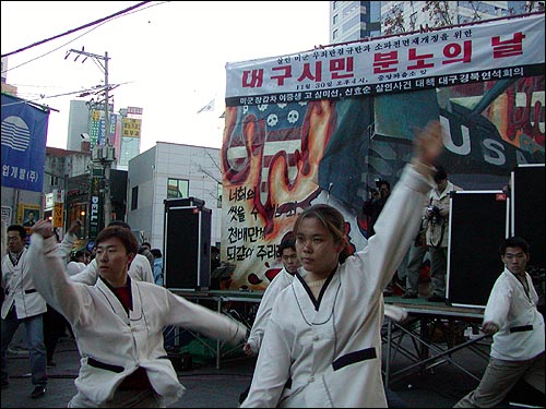 "들어라 양키야" 대학생 몸짓패 회원들이 '들어라 양키야' 노래에 맞춰 율동을 선보이고 있다. 